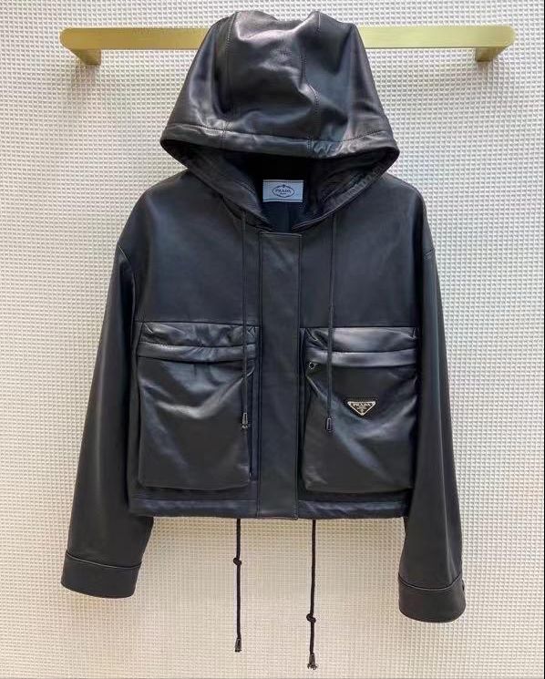 Женская кожаная куртка Prada черная