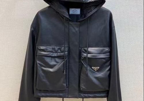 Женская кожаная куртка Prada черная