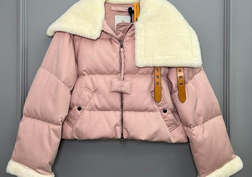 Женский пуховик Moncler розовый