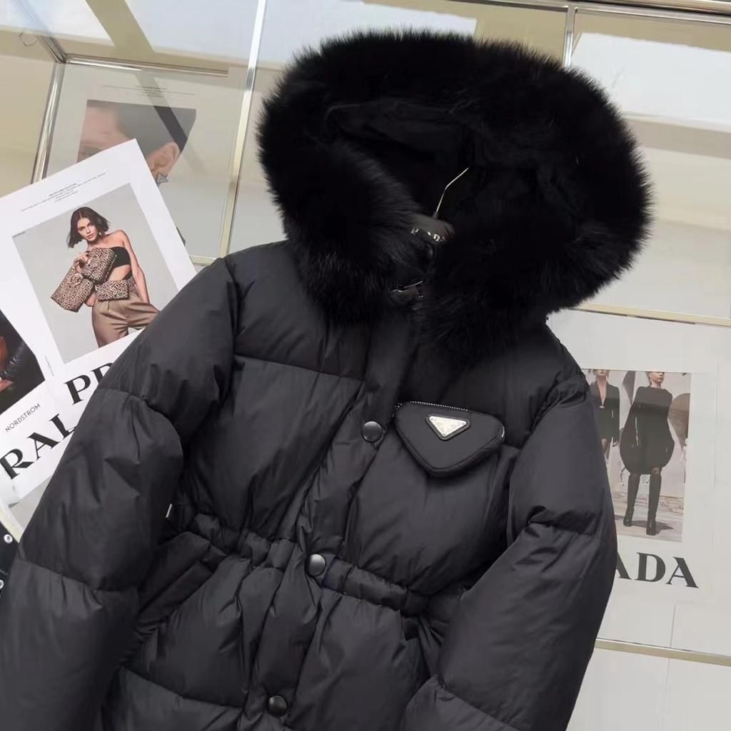 Женское пуховое пальто Prada черное