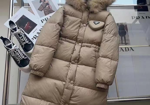 Женское пуховое пальто Prada бежевое
