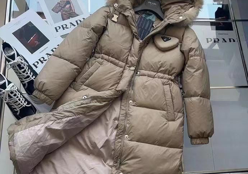 Женское пуховое пальто Prada бежевое
