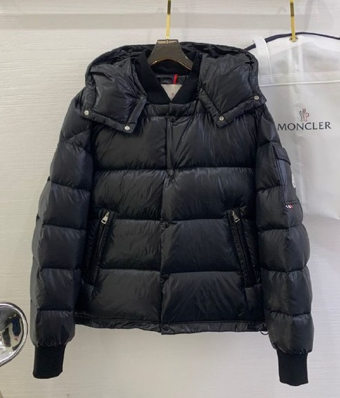 Женский черный пуховик Moncler