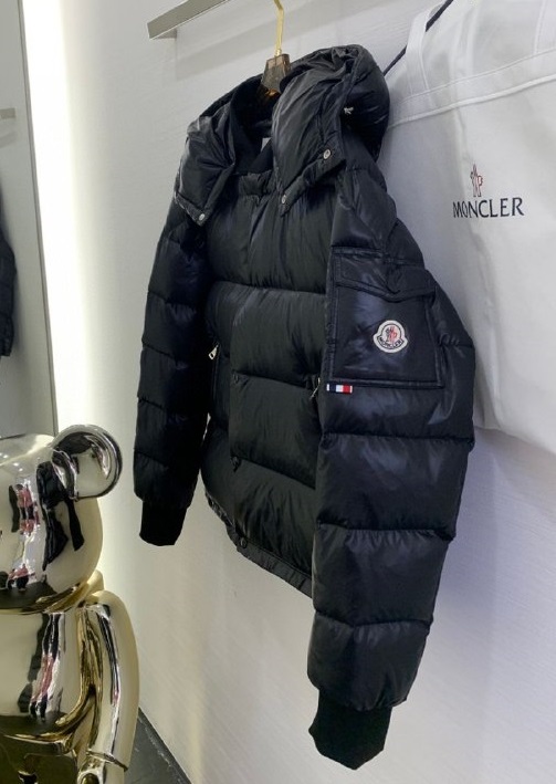 Женский черный пуховик Moncler