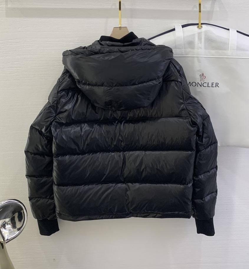 Женский черный пуховик Moncler