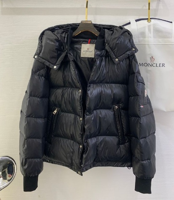 Женский черный пуховик Moncler