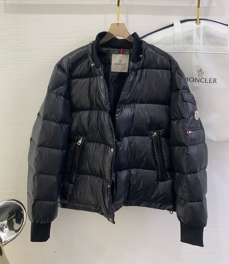 Женский черный пуховик Moncler