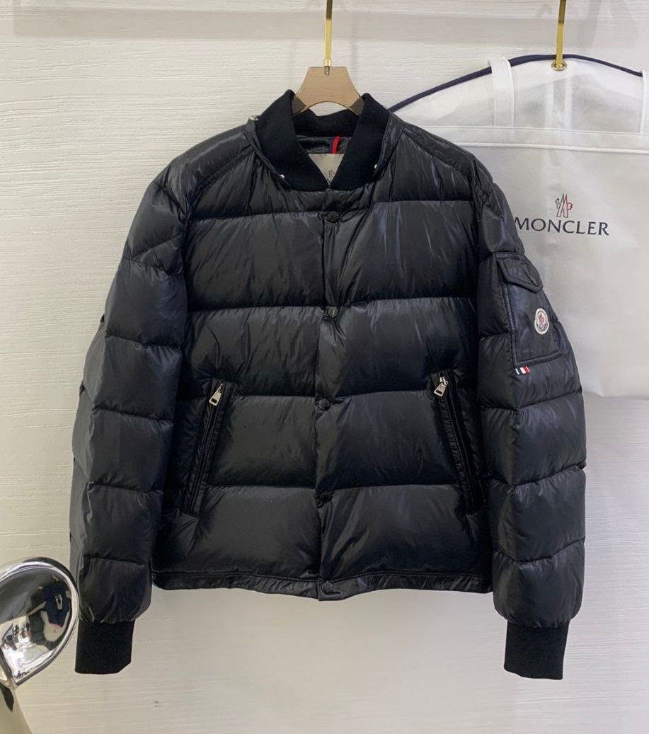 Женский черный пуховик Moncler