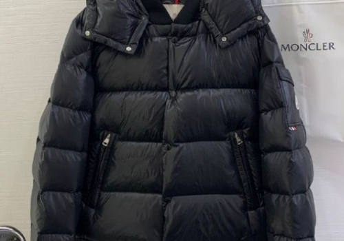 Женский черный пуховик Moncler