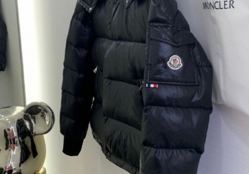 Женский черный пуховик Moncler