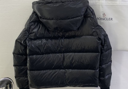 Женский черный пуховик Moncler