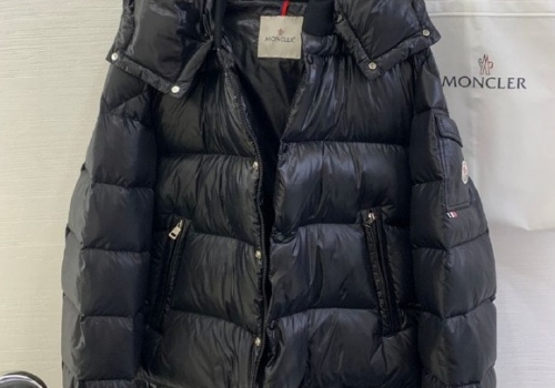 Женский черный пуховик Moncler