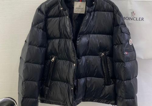 Женский черный пуховик Moncler