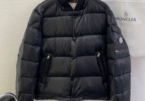 Женский черный пуховик Moncler