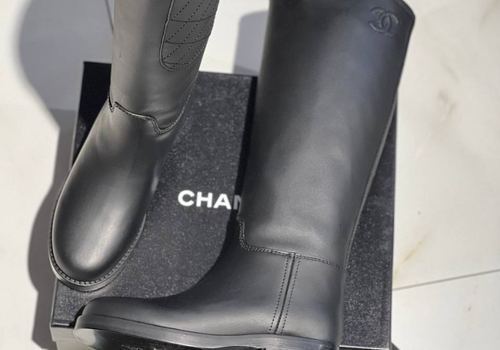 Женские кожаные сапоги Chanel черные