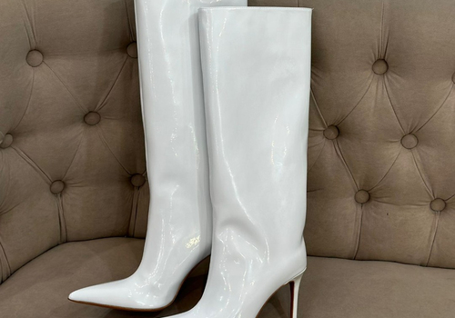 Белые кожаные лаковые сапоги Amina Muaddi
