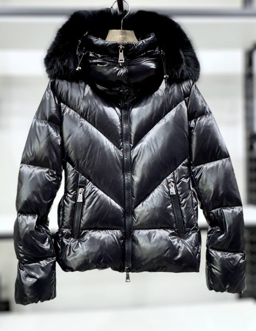 Женский черный пуховик Moncler