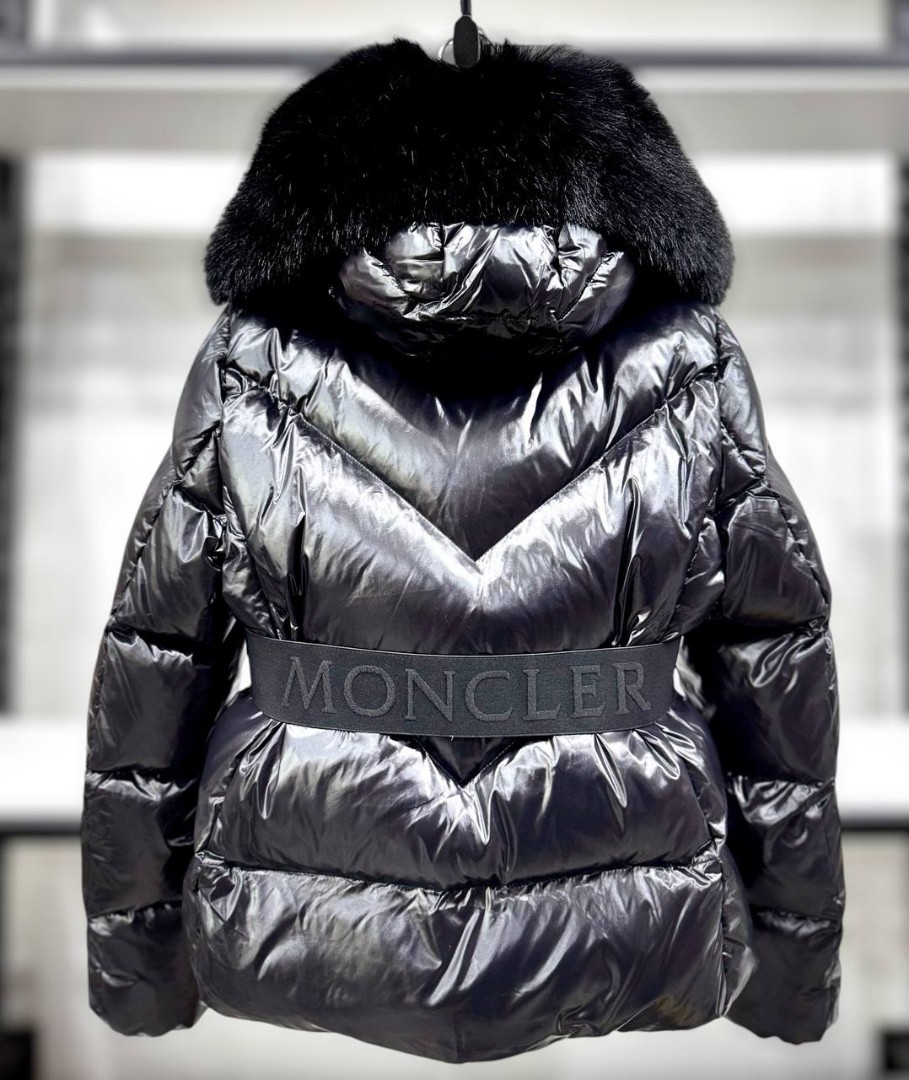 Женский черный пуховик Moncler