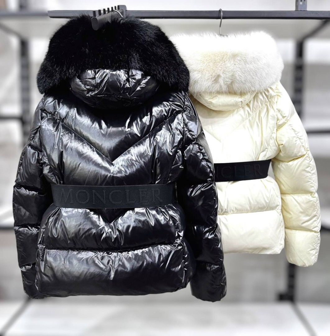 Женский черный пуховик Moncler