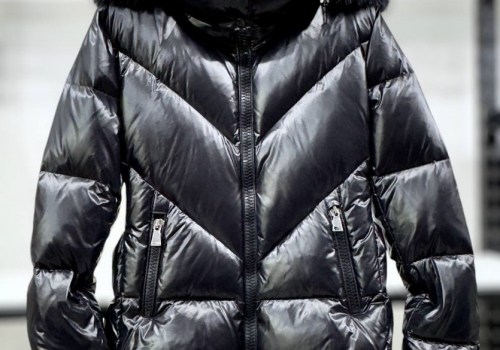 Женский черный пуховик Moncler