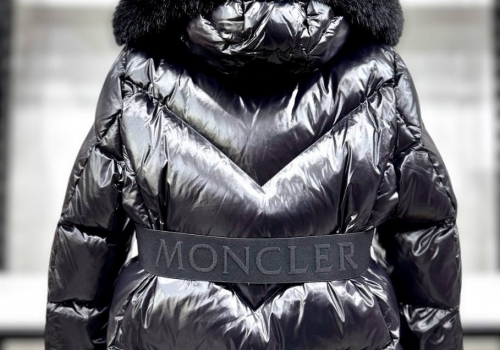 Женский черный пуховик Moncler