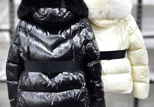 Женский черный пуховик Moncler