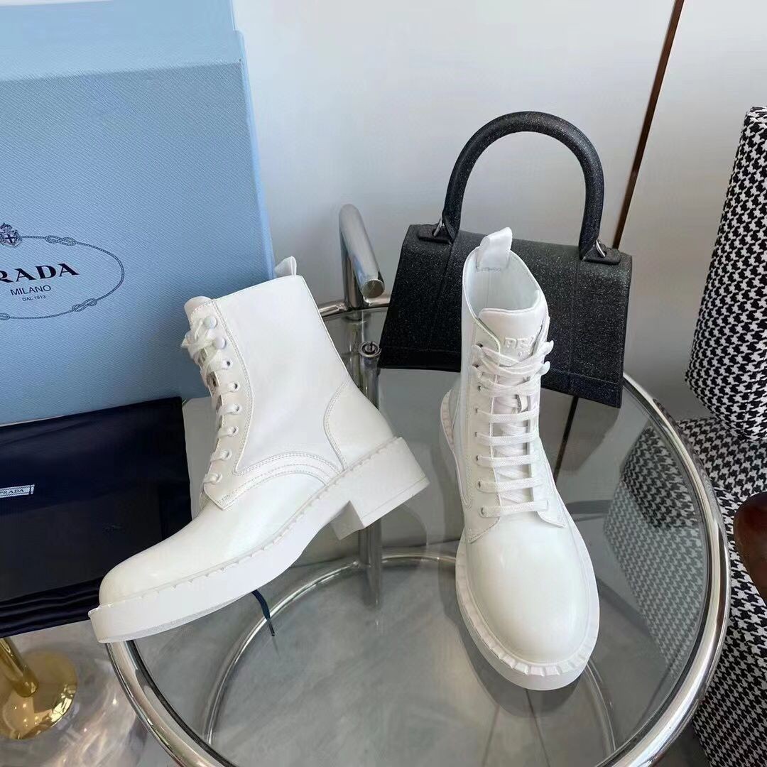 Кожаные белые женские ботинки Prada