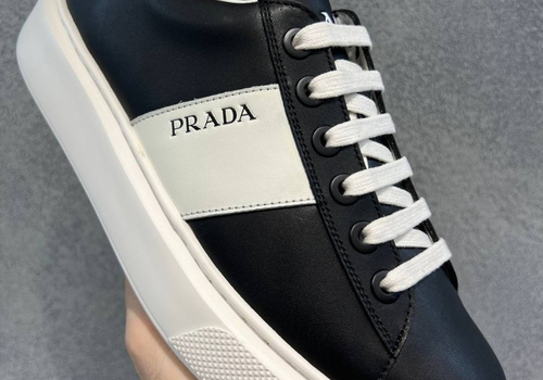 Мужские черные с белым кожаные кроссовки Prada