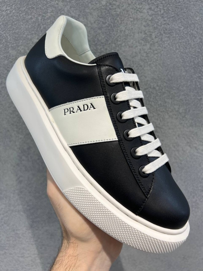 Мужские черные с белым кожаные кроссовки Prada