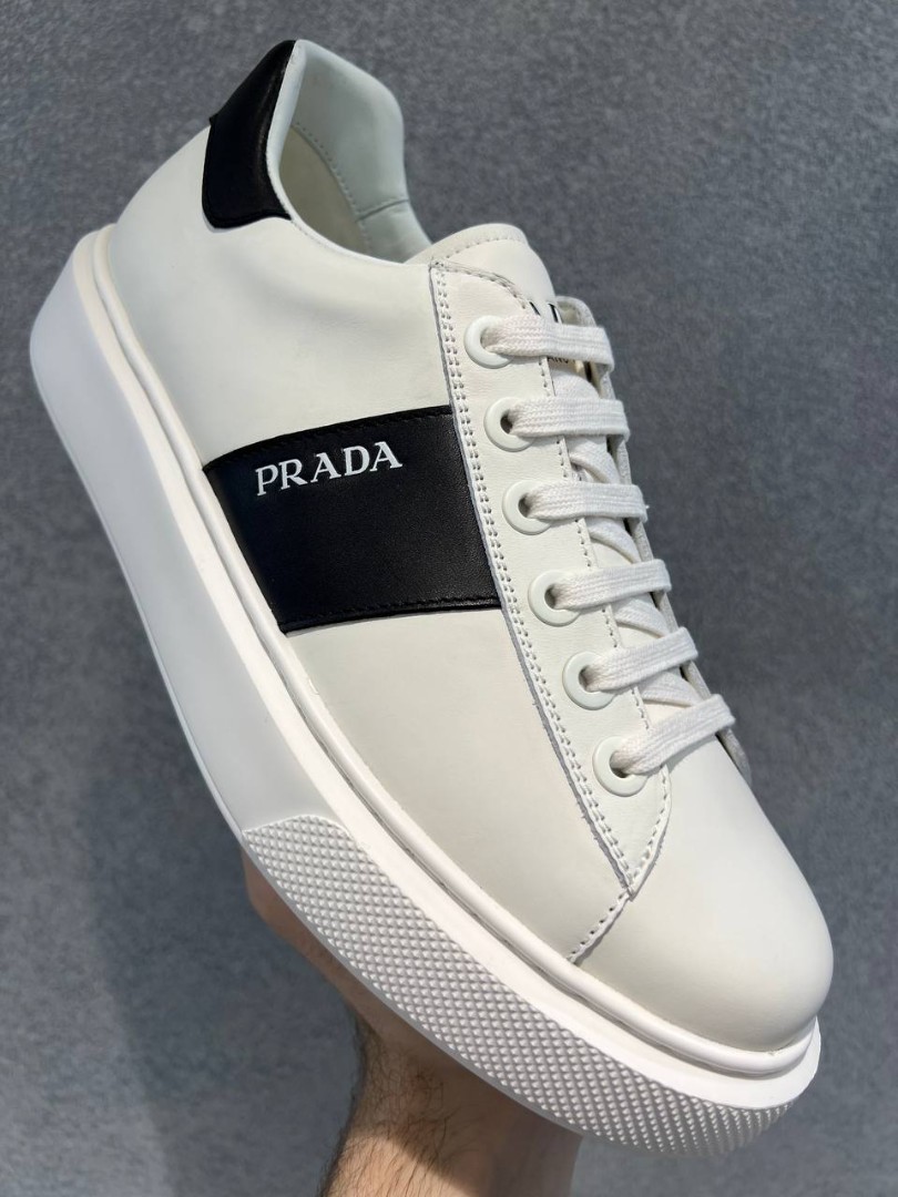 Мужские белые кожаные кроссовки Prada
