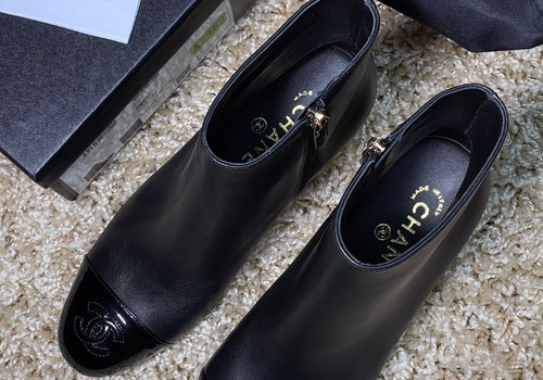 Черные кожаные ботильоны Chanel с золотым каблуком