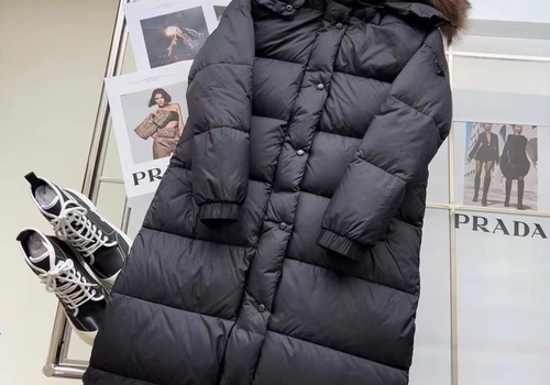 Женское черное пуховое пальто Prada