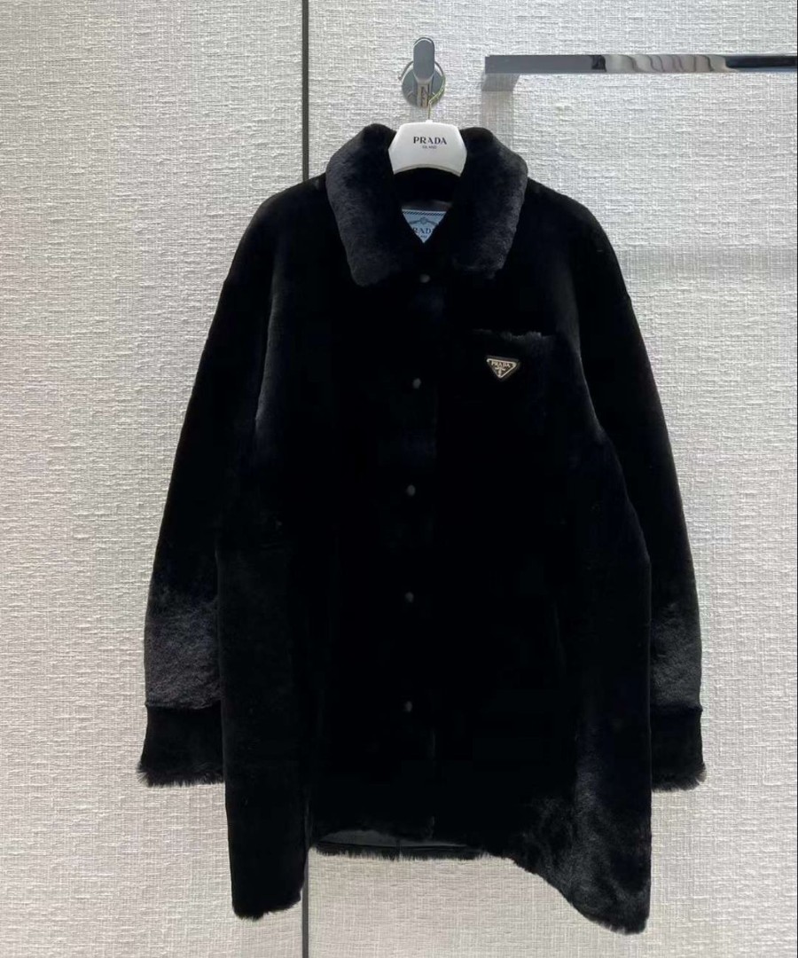 Женское меховое пальто Prada черное
