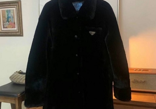 Женское меховое пальто Prada черное
