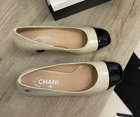 Кожаные белые с черным туфли Chanel