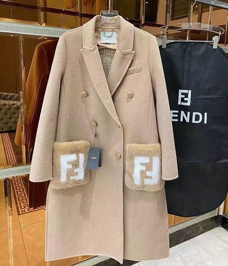 Женское бежевое пальто Fendi