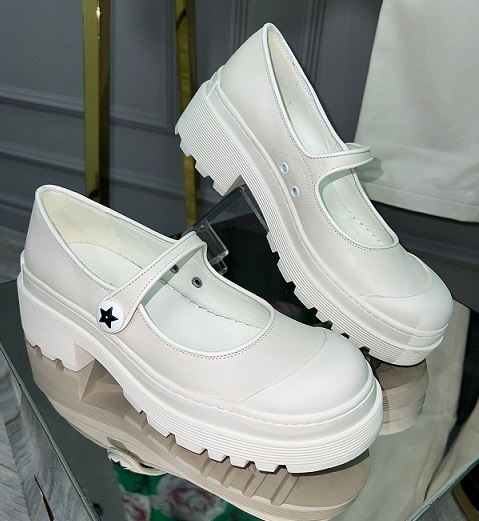 Кожаные женские туфли Christian Dior белые