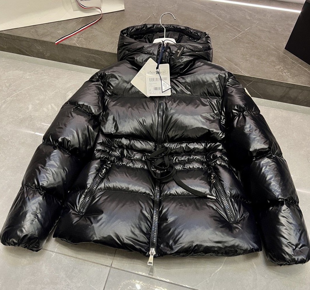 Женский черный пуховик Moncler