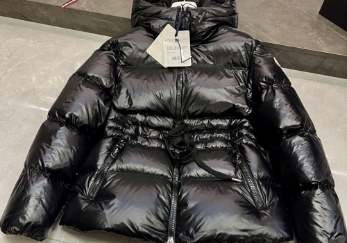 Женский черный пуховик Moncler