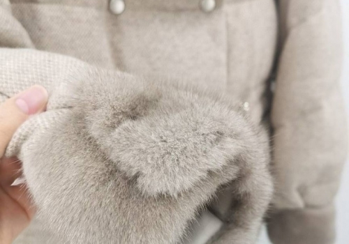 Женское бежевое пуховое пальто с мехом Loro Piana