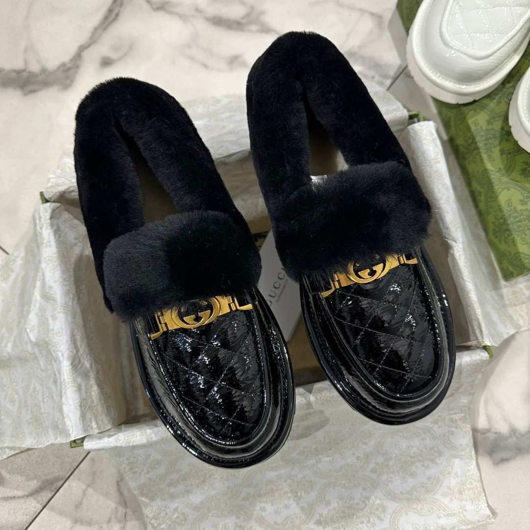 Черные лаковые женские зимние лоферы с мехом Gucci