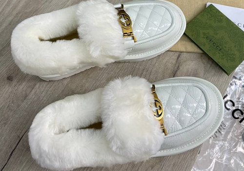 Белые лаковые женские зимние лоферы с мехом Gucci