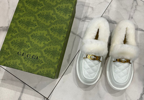 Белые лаковые женские зимние лоферы с мехом Gucci