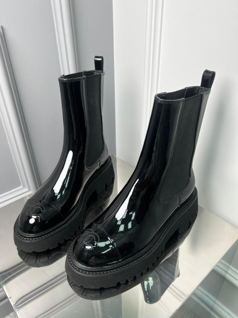 Женские лаковые ботинки Chanel черные