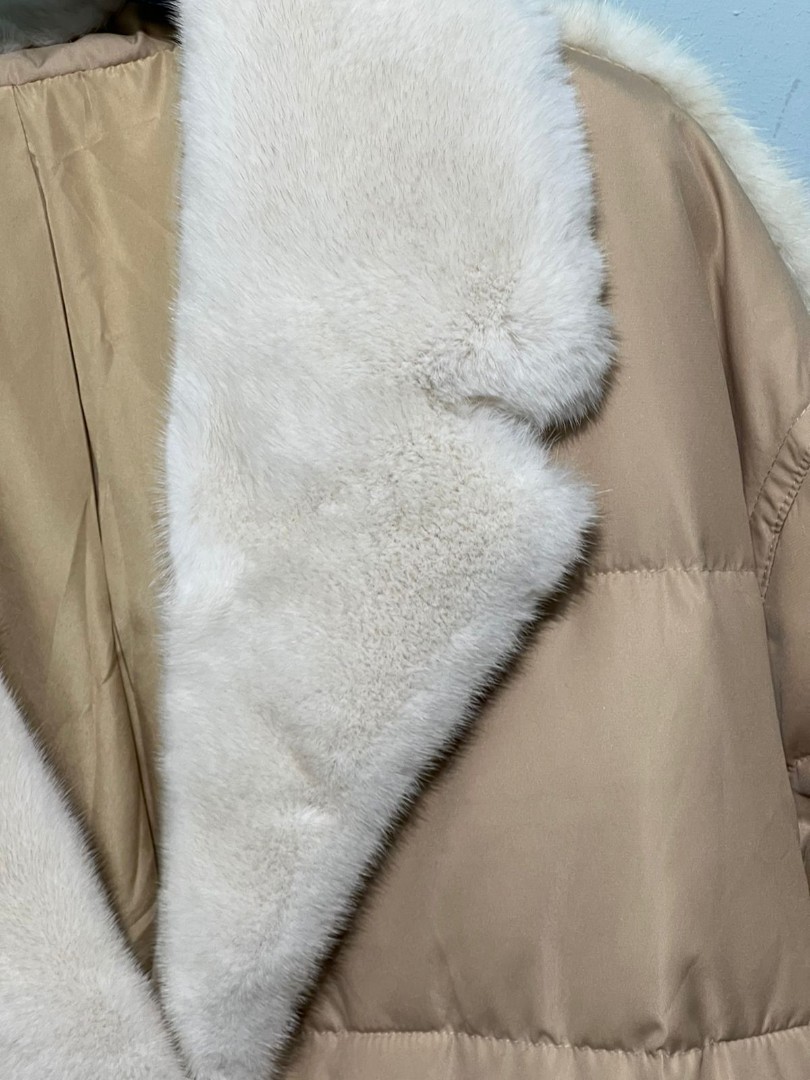 Женское пуховое бежевое пальто Loro Piana