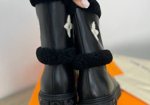 Женские зимние кожаные черные сапоги Louis Vuitton