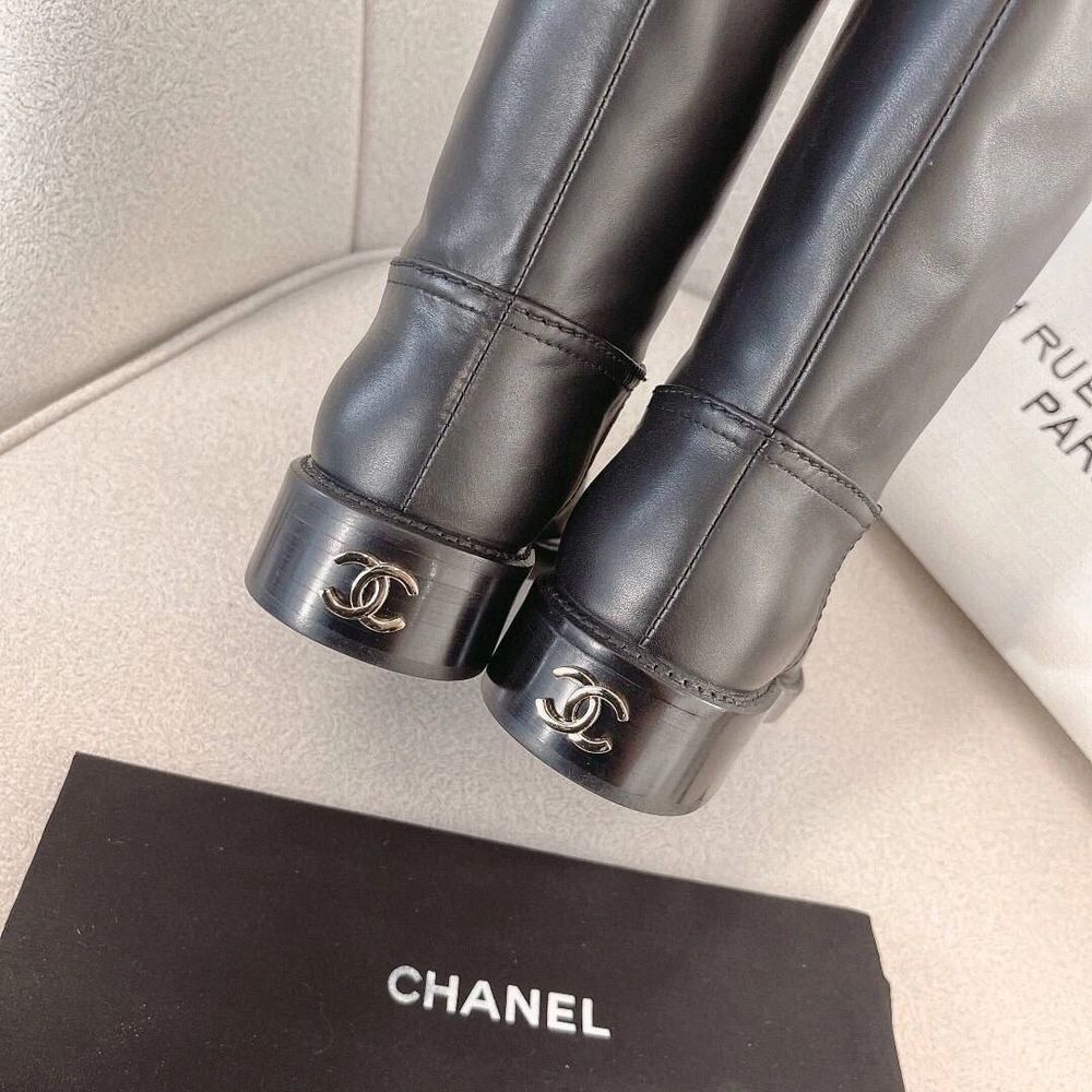Женские черные кожаные сапоги Chanel