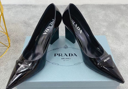 Женские кожаные черные туфли Prada