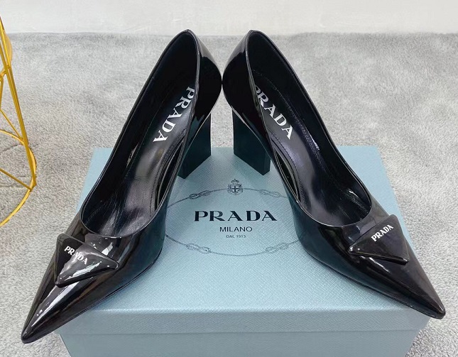 Женские кожаные черные туфли Prada