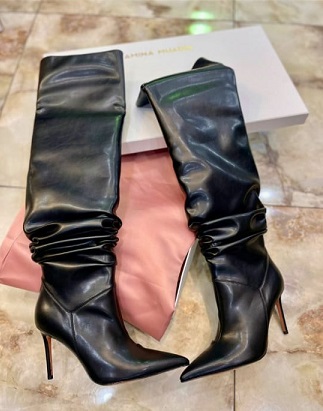 Черные кожаные сапоги Amina Muaddi
